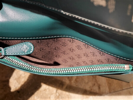 エッティンガーの財布の裏地が「ジャガード織」であることを伝える写真