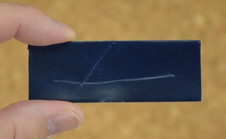 レーデルオガワ製の水染めコードバン　鍵で付いた深い引っかき傷　写真