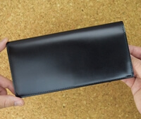 レーデルオガワ社製の水染めコードバンの財布　参考写真