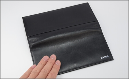 JOGGO（ジョッゴ）の財布の実物の、革の手触りを確かめている写真