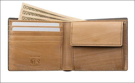 ココマイスターの二つ折り財布の内装デザインを説明する写真