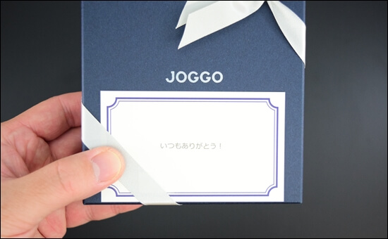 JOGGOの二つ折り財布をプレゼントする時のイメージ写真