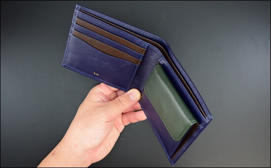JOGGOの二つ折り財布　手に持った写真