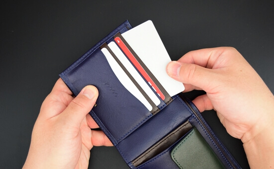 JOGGO（ジョッゴ）の二つ折り財布　カードポケットの使いやすさを伝える写真