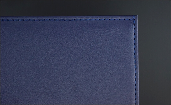 JOGGOの二つ折り財布、外側の右上の縫製写真