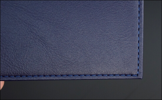 JOGGOの二つ折り財布、外側の右下の縫製写真