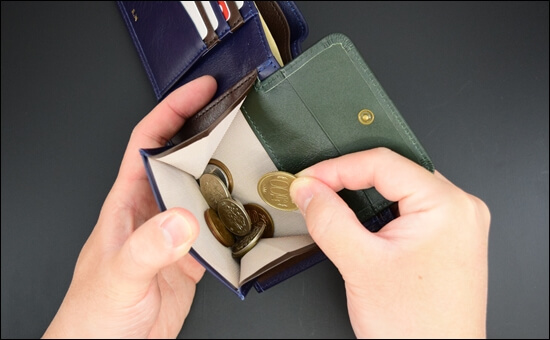 JOGGO（ジョッゴ）の二つ折り財布　小銭入れの使いやすさを伝える写真