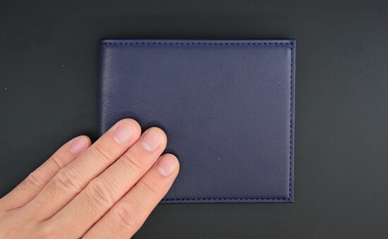 JOGGO（ジョッゴ）の二つ折り財布　手触りを伝える写真