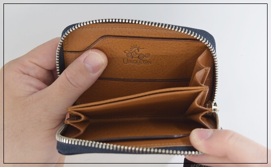 ユニコーン コードバン財布「ミドルウォレット(アトモスフィア)」 内装の革の手触りを確かめている写真