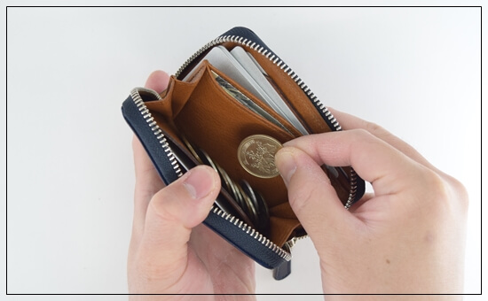 ユニコーン コードバン財布「ミドルウォレット(アトモスフィア)」 小銭入れの使い勝手をチェックする写真