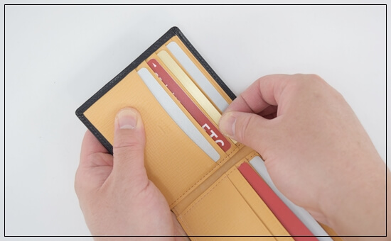 キプリスの二つ折り財布のカードポケットの様子　実物写真